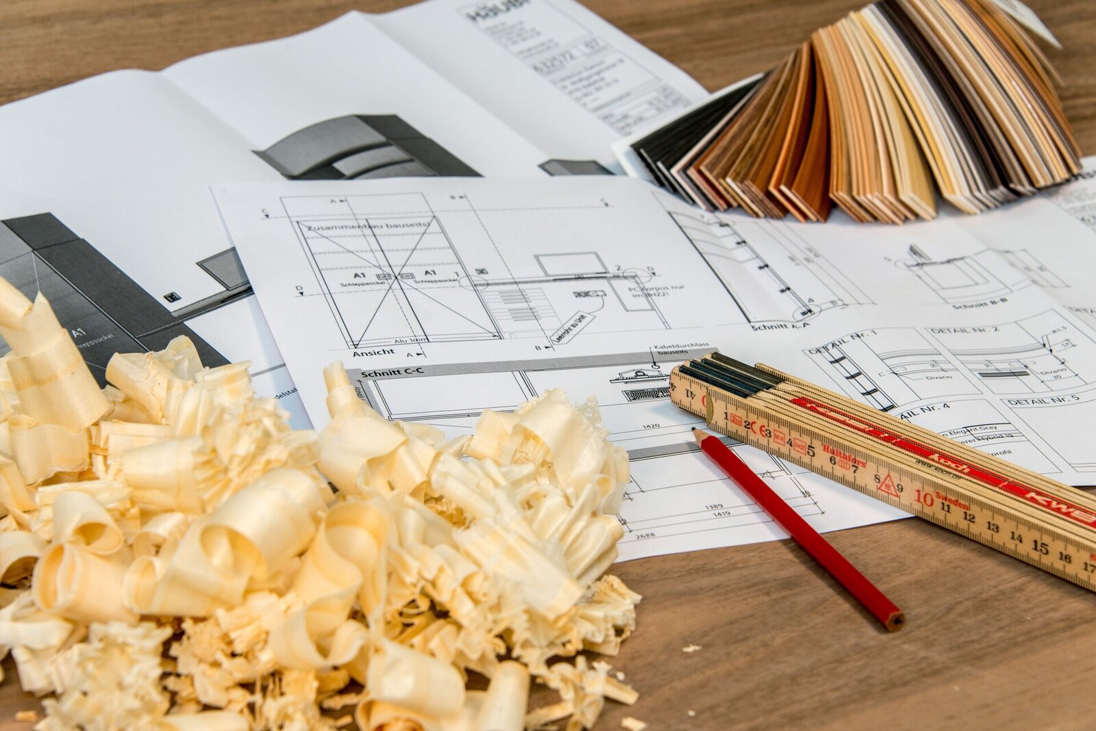 Tischplatte mit ausgelegten Plänen und Holzspänen Tischplatte mit ausgelegten Plänen und Holzspänen